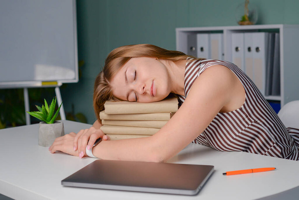 Student studiert hart und schläft auf Büchern, Freiberufler müde - Foto, Bild