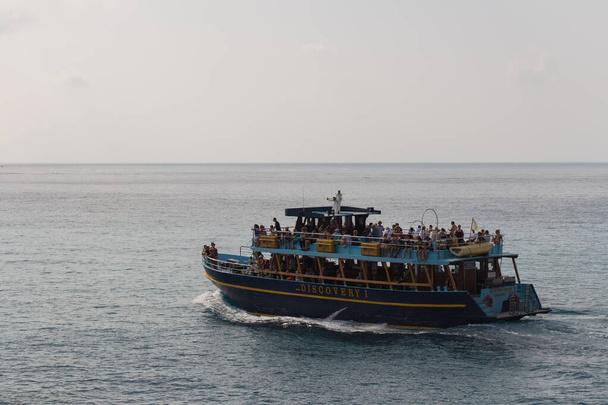Ayia Napa, Cipro - 17 ottobre 2019: la vista della nave da crociera Discovery a Capo Greco il 17 ottobre 2019 ad Ayia Napa, Cipro. - Foto, immagini