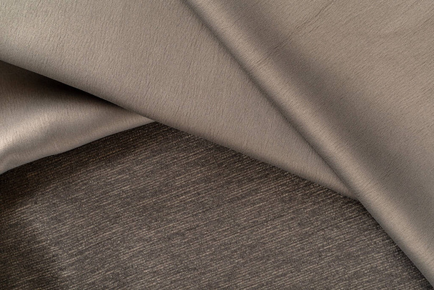 Vorhang Stoff Verdunkelung grau-braun gefaltete Falten, Draufsicht, Hintergrund - Foto, Bild