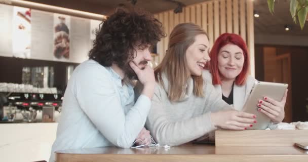4 amigos hablando de trabajo - Metraje, vídeo