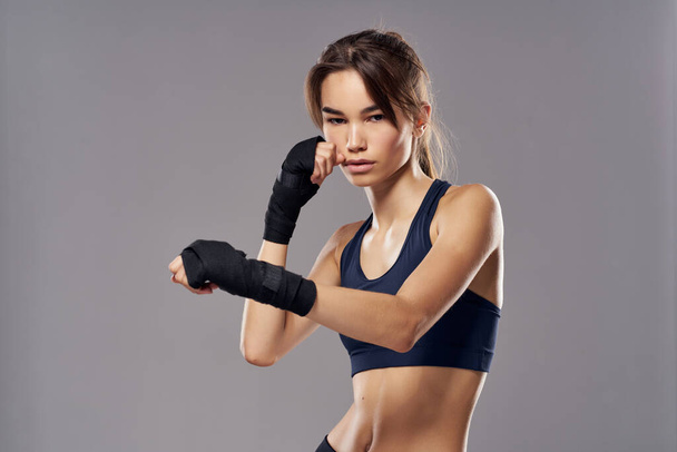atlético mujer mano vendajes ponche entrenamiento combate aislado fondo - Foto, imagen
