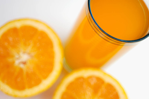 High angle view of orange juice with orange slices - Foto, Imagem