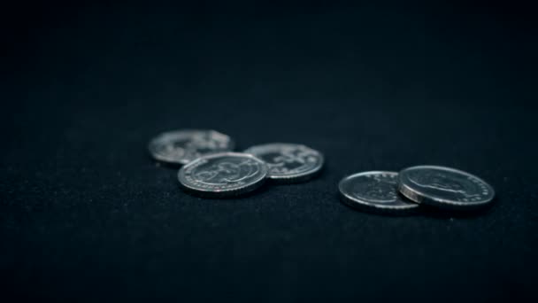 Украинские гривневые монеты разных номиналов падают на стол - Кадры, видео