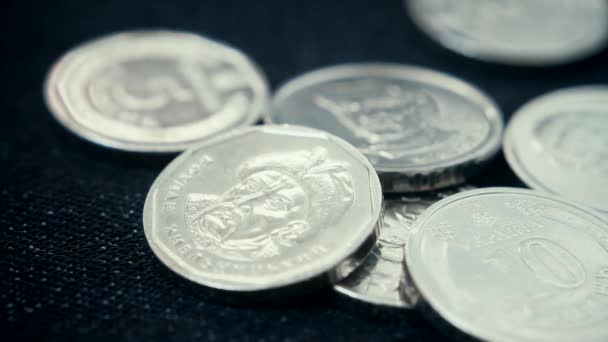 Украинские гривневые монеты разных номиналов лежат на столе крупным планом. Мелкая глубина резкости - Кадры, видео