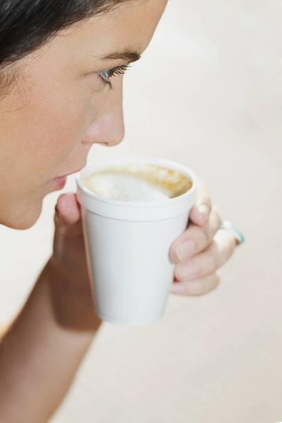 woman holding cup of coffee - Φωτογραφία, εικόνα