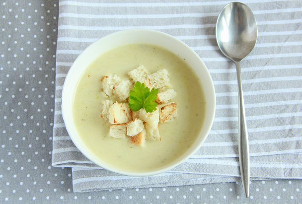 Цуккини сливочный суп с чесночными гренками и петрушкой
 - Фото, изображение