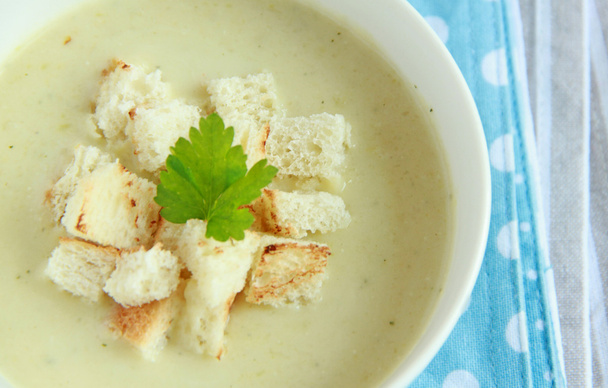 Zucchini squash cream-soup with garlic croutons and parsley - Photo, Image
