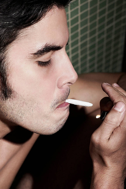 close-up of a man smoking cigarette - Foto, Bild