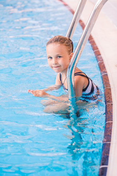 Cute little girl in swimming pool - Foto, Imagen