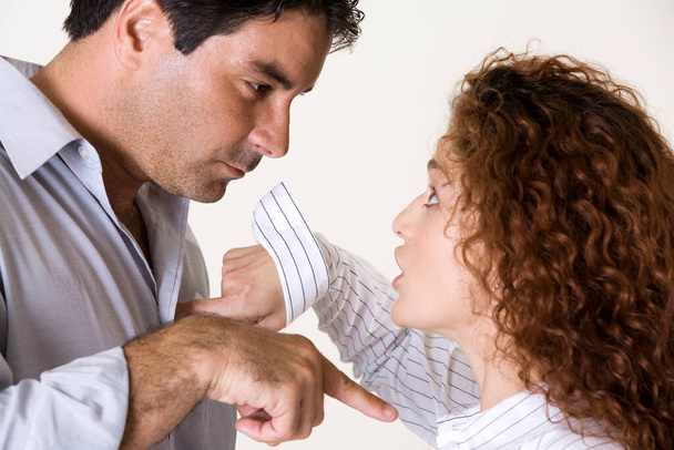 Seitenprofil eines erwachsenen Mannes und einer jungen Frau, die sich streiten - Foto, Bild