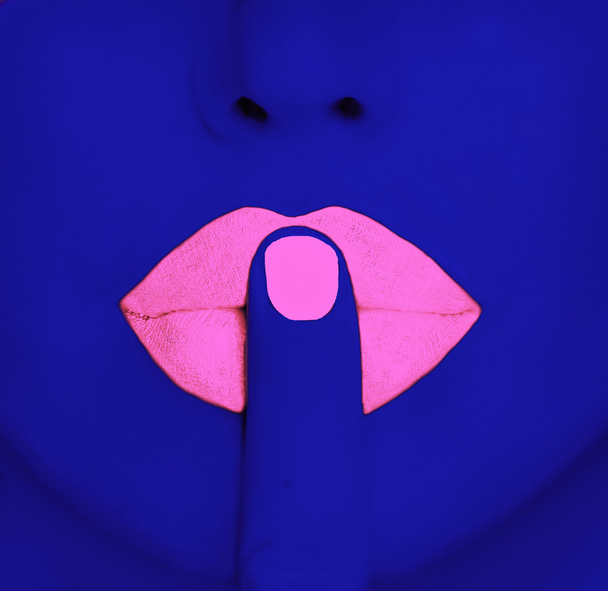 Finger on pink lips - Φωτογραφία, εικόνα