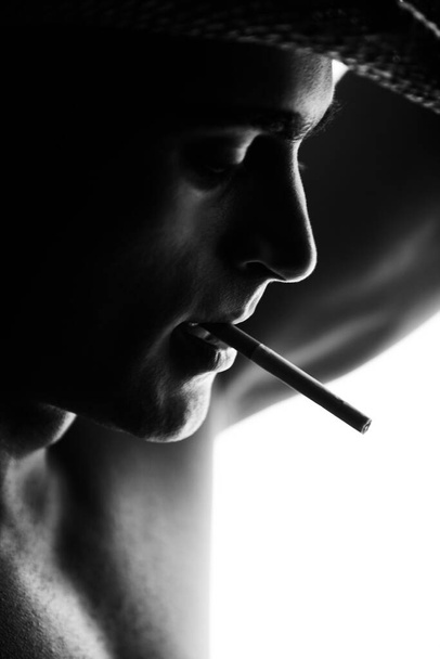 タバコを吸う成人男性のクローズアップ - 写真・画像