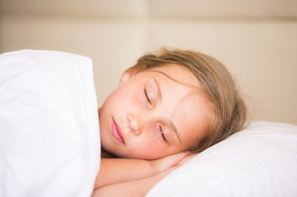 Красивая маленькая девочка спит
 - Фото, изображение