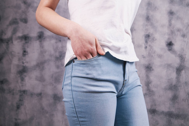 young woman puts her hand in her pocket - Foto, Bild