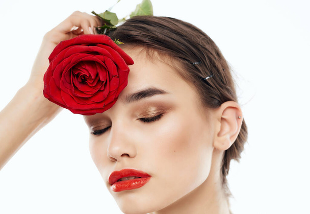 ładna kobieta gołe ramiona czerwony kwiat czysta skóra pozowanie - Zdjęcie, obraz
