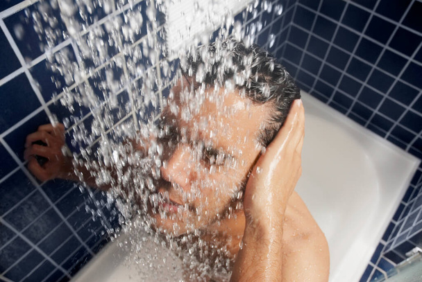 Close-up of a young man in the shower - Foto, afbeelding