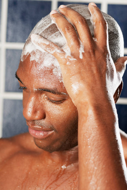 Close-up of a young man scrubbing his head - Fotoğraf, Görsel