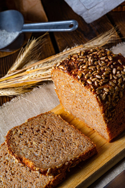 Moist wholemeal bread, crushed or ground whole grain - Foto, immagini