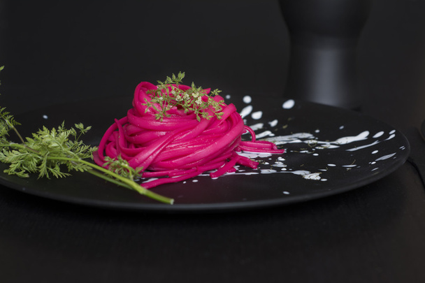 розовые спагетти, установка черного места
  - Фото, изображение