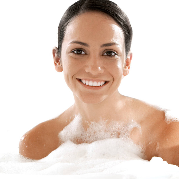 Portret van een jonge vrouw met zeep op haar lichaam - Foto, afbeelding