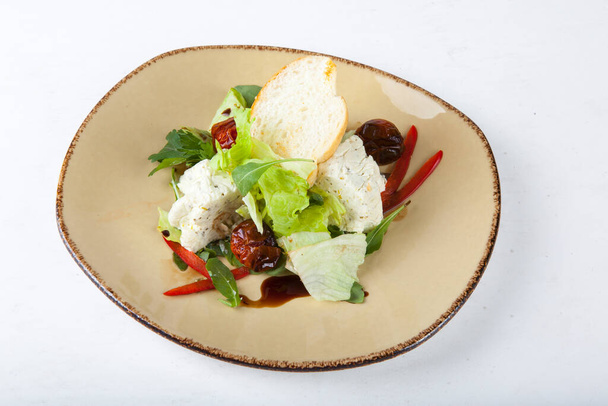 salad with cheese, sun-dried tomatoes, toast and pepper - Foto, Bild