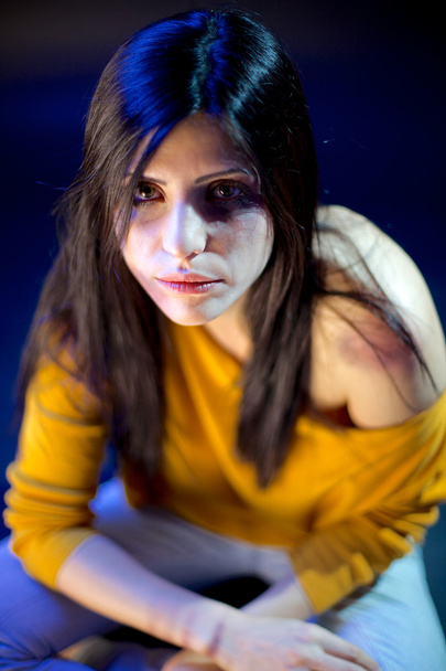 Surullinen nainen täynnä mustelmia perheväkivallasta
 - Valokuva, kuva