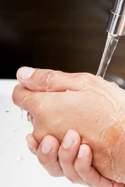 τα χέρια πλένουν το νερό με σαπούνι - Φωτογραφία, εικόνα