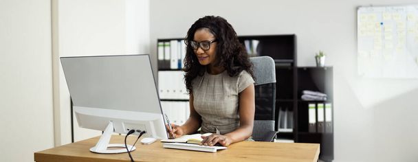 Happy African American Business Woman Using Computer - Foto, immagini