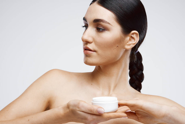 Frau mit nackten Schultern Hautpflege Reinigung Gesundheit - Foto, Bild