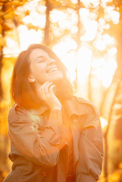 retrato de mujer al atardecer sol espalda luz traje de otoño - Foto, Imagen
