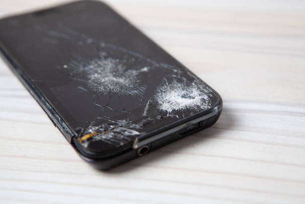 broken phone on the table - Foto, imagen