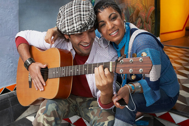 young couple in love playing guitar - Foto, afbeelding