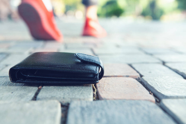 lost her wallet and left - Foto, Bild