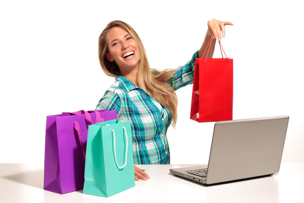 Online alışveriş masa başında oturan genç kadın - Fotoğraf, Görsel