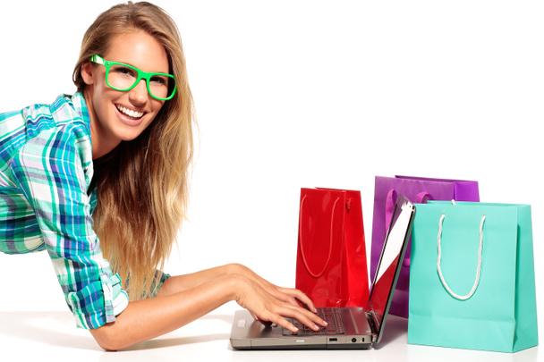 Jeune femme assise au bureau faisant du shopping en ligne
 - Photo, image