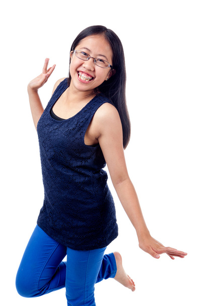 asiatische Mädchen in Zahnspange schlagen eine Pose - Foto, Bild