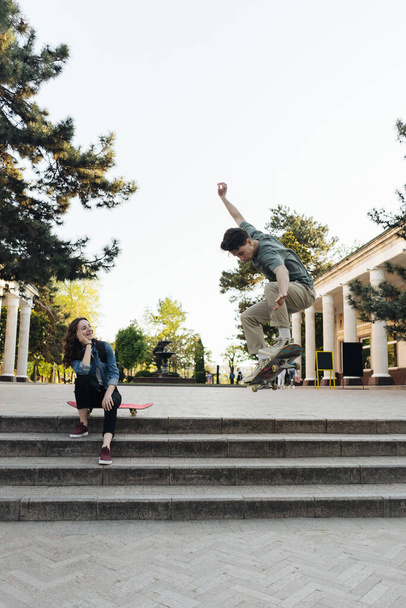 Casal jovem praticando skate ao ar livre - Foto, Imagem