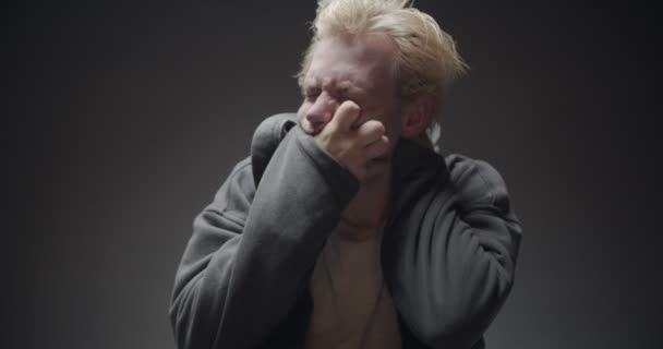Νεαρό ξανθό αγόρι αναπνέει σκληρά, ενώ κλαίει τόσο σκληρά, Κατάθλιψη έννοια - Πλάνα, βίντεο