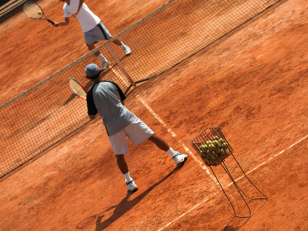 tennis player with ball on court - Zdjęcie, obraz