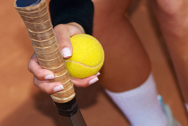woman holding tennis ball - Фото, изображение