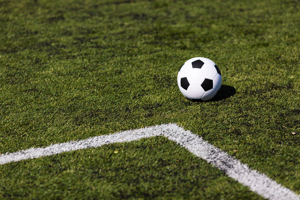 Futbol topu ile yeşil saha - Fotoğraf, Görsel