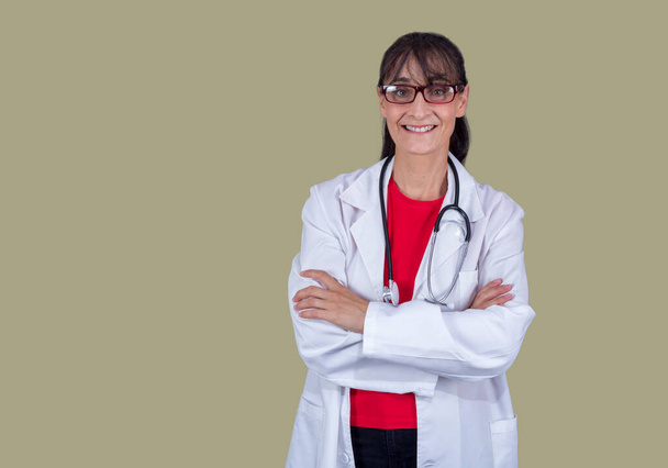 Freundliche Ärztin, 40-45 Jahre alt, Brille, Arme verschränkt, geradeaus blickend und lächelnd - Foto, Bild