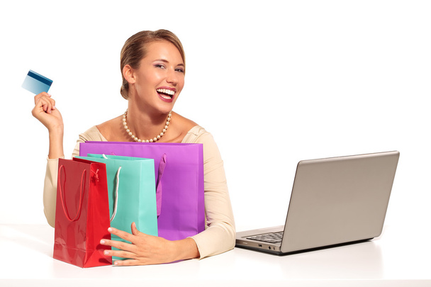 Jovem mulher sentada na mesa de compras Online
 - Foto, Imagem