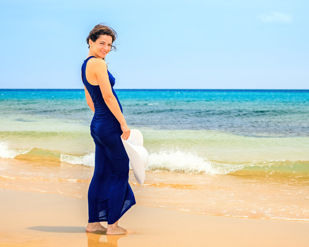 Young woman on ocean beach - Zdjęcie, obraz