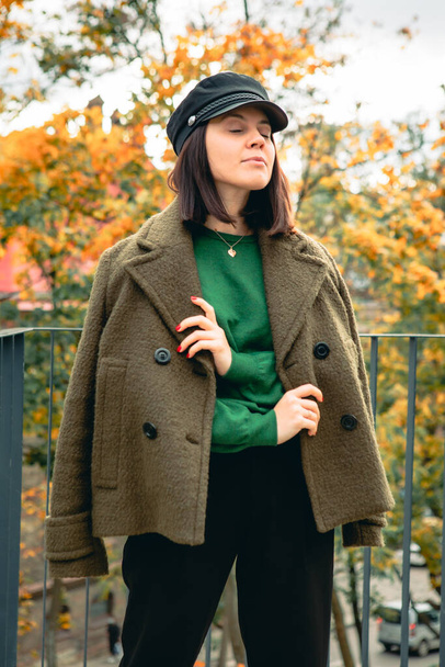 young stunning woman in autumn outfit copy space - Foto, Bild