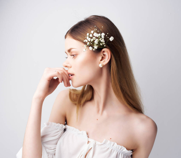mujer atractiva maquillaje brillante vestido blanco fondo claro - Foto, Imagen