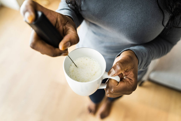 femme africaine utilisant l'outil de mousse de lait pour le café - Photo, image