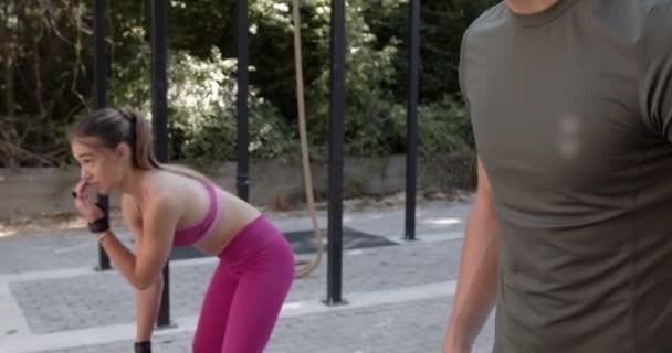 Hermosa pareja empezando con el ejercicio juntos como uno - Metraje, vídeo
