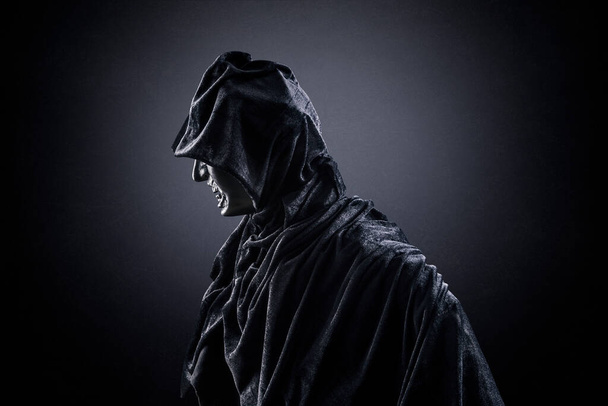 portré egy ijesztő férfiról fekete-fehérben - Fotó, kép