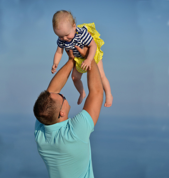 Счастливый молодой человек отец с новорожденной девочкой на руках
 - Фото, изображение